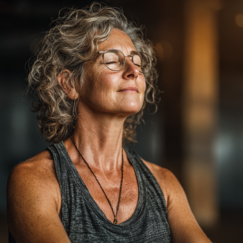 Група літніх людей займається йогою